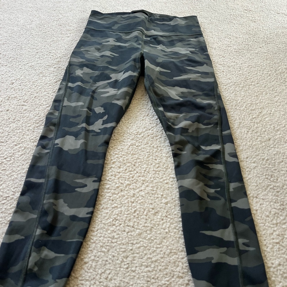 Athleta EUC Ultimate 7/8 Tight Camo  Black and Green Size Small
